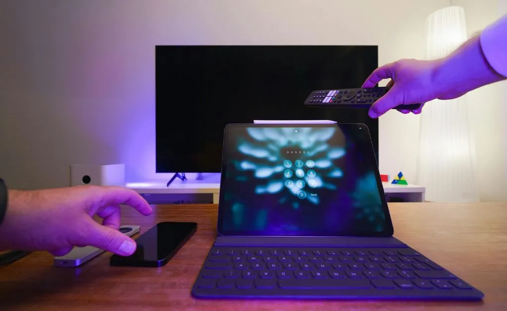Scrivania con tablet, smartphone e dispositivi tecnologici per cercare un tutor online su Superprof
